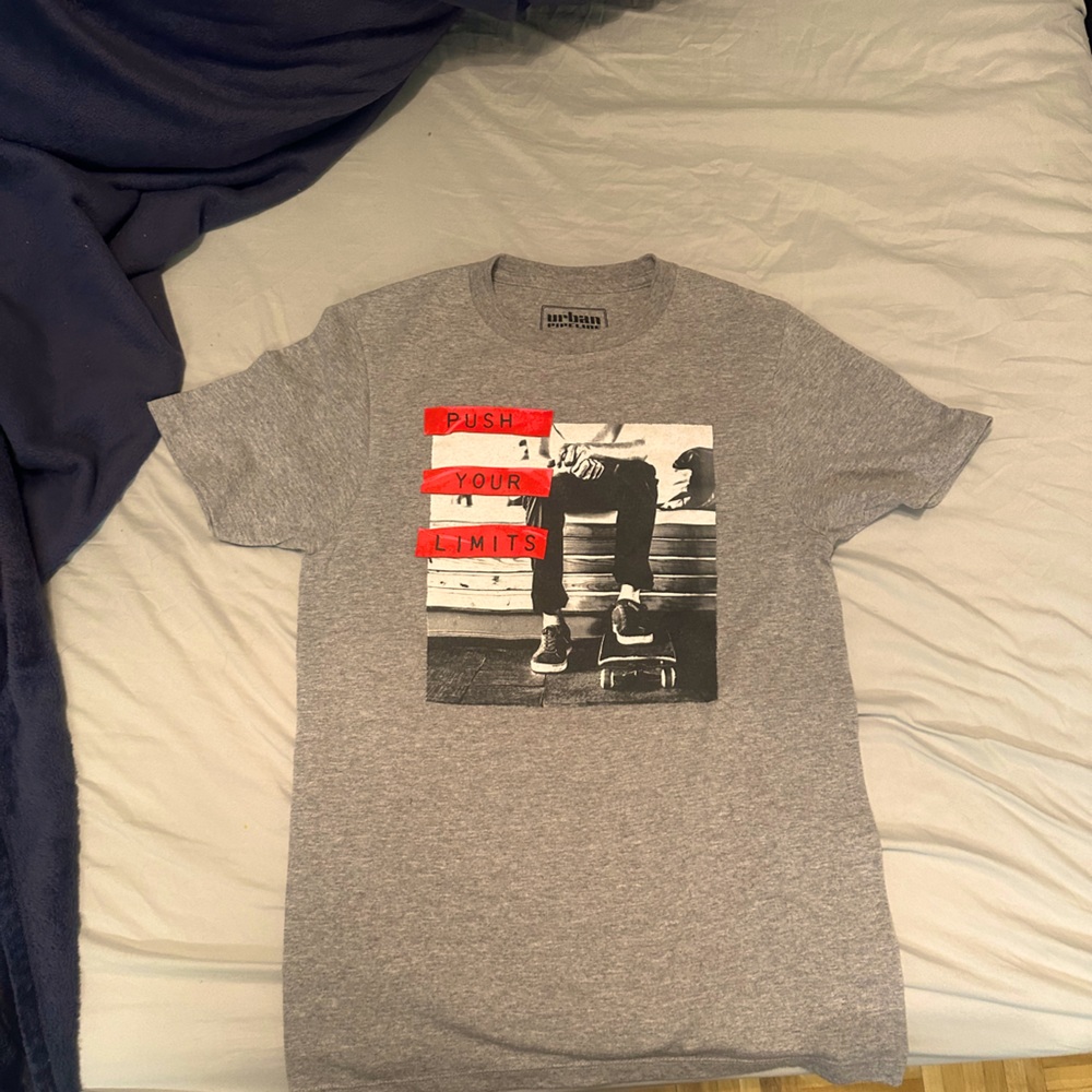 3 Pack : Urban Pipeline Tees : Size Small : Good Condition
